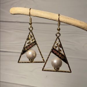 Hawaiian Tribal Black Enamel with Shell Pearl